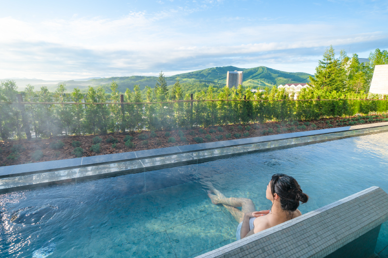 Outdoor bath imbued with a sense of openness. Enjoy the seasonal scenery and stadium of stars while soaking in the gentle hot spring