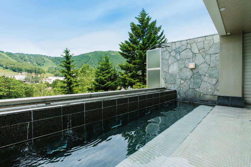 Outdoor bath with beautiful seasonal scenery and beautifying water. Spend some time relaxing while feeling the pleasant breeze