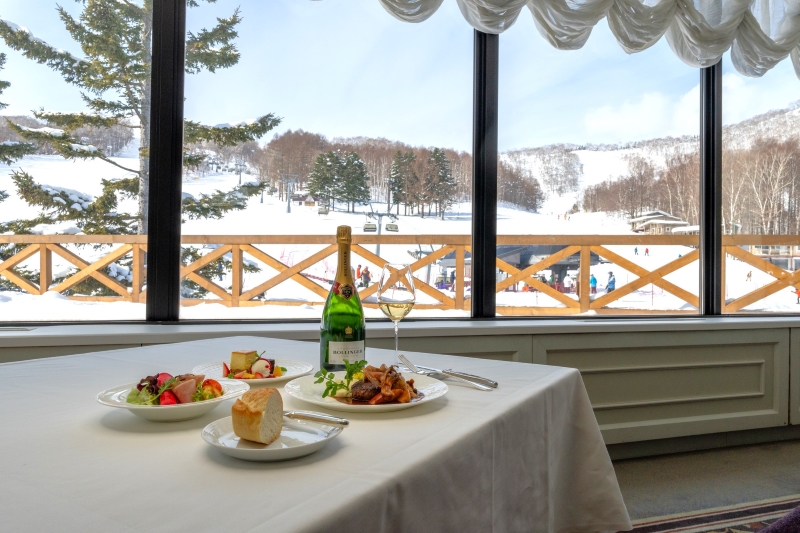 Enjoy An Elegant Moment at The Ski Resort. A Pairing Menu with Champagne 
