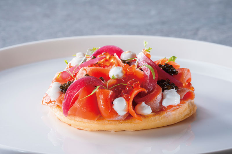 [Ocean to Table] じゃがいものパンケーキと自家製スモークサーモン、サワークリーム、キャビア