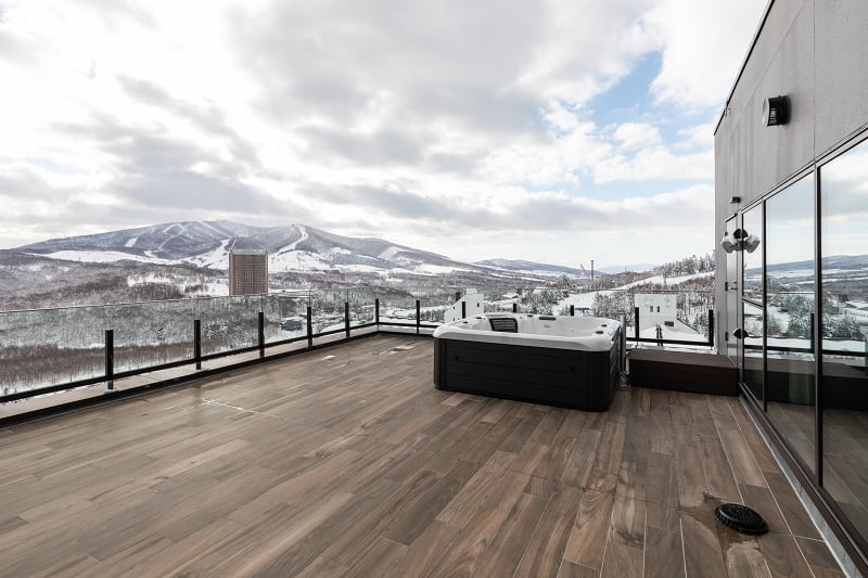 An open-air bath offering outstanding panoramic views. 