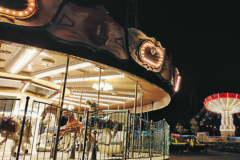 夜まで遊べる夏のルスツ！ライトアップされた「ナイター遊園地」へ