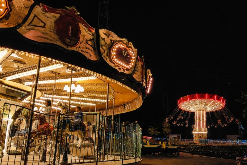 夜まで遊べる夏のルスツ!ライトアップされた「ナイター遊園地」へ