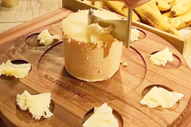 花びらのように削れるチーズ「テテドモアンヌ」