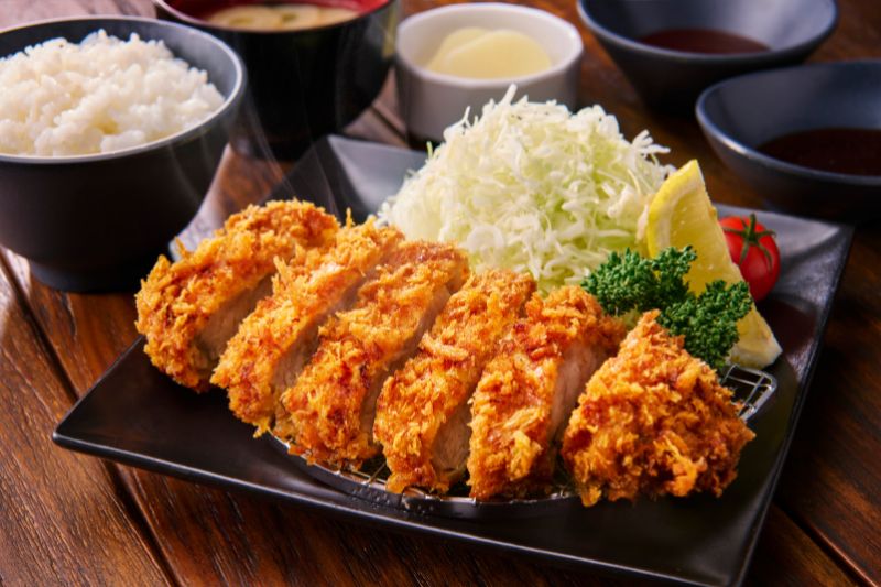 サクッと揚げたてを王道の定食スタイルで