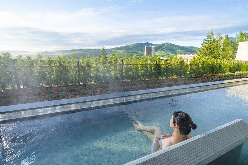 Outdoor bath imbued with a sense of openness. Enjoy the seasonal scenery and stadium of stars while soaking in the gentle hot spring