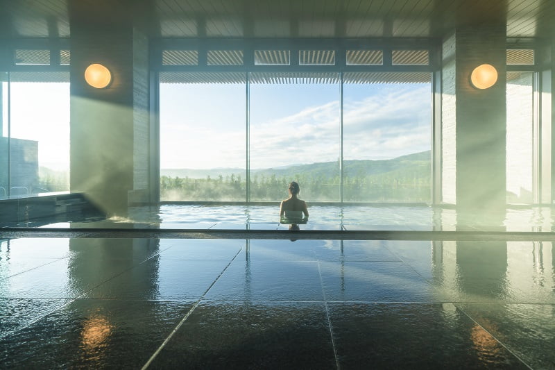 Large indoor bath covered with large heat-generating glass windows. Relax in the cave bath and have a sweat in the sauna