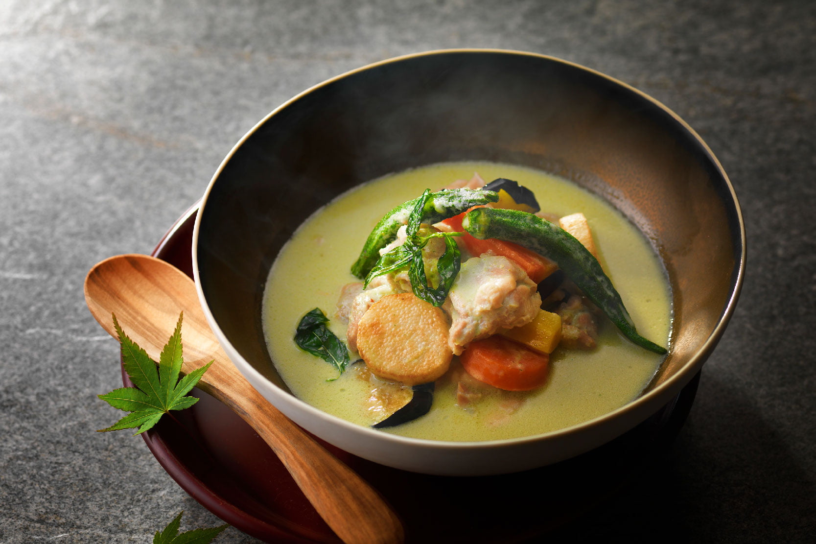 [Curry] 羊蹄山麓の野菜をたっぷり使ったグリーンスープカレー