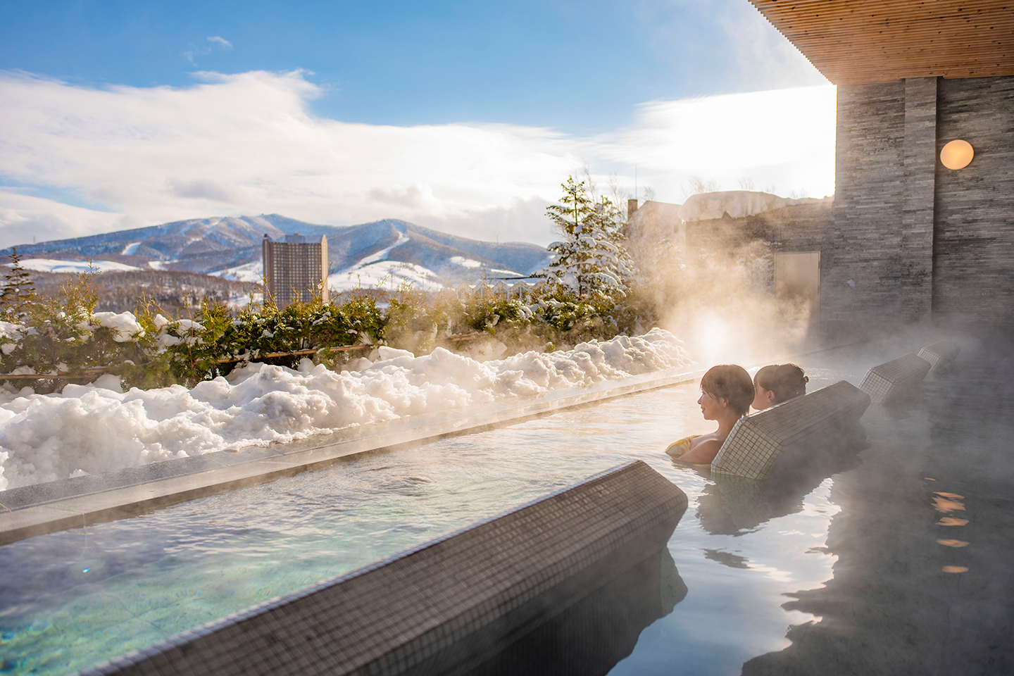 Outdoor bath imbued with a sense of openness. Enjoy the seasonal scenery and stadium of stars while soaking in the gentle hot spring